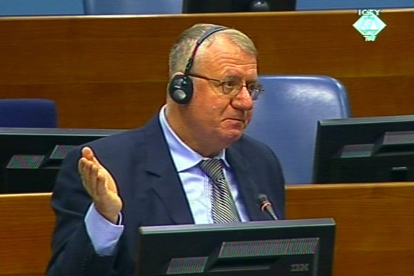 Воислав Шешель на заседании трибунала в Гааге